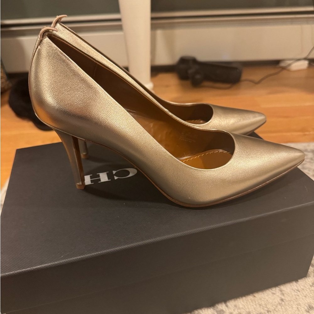 Coach 9.5 gold/ champagne pumps